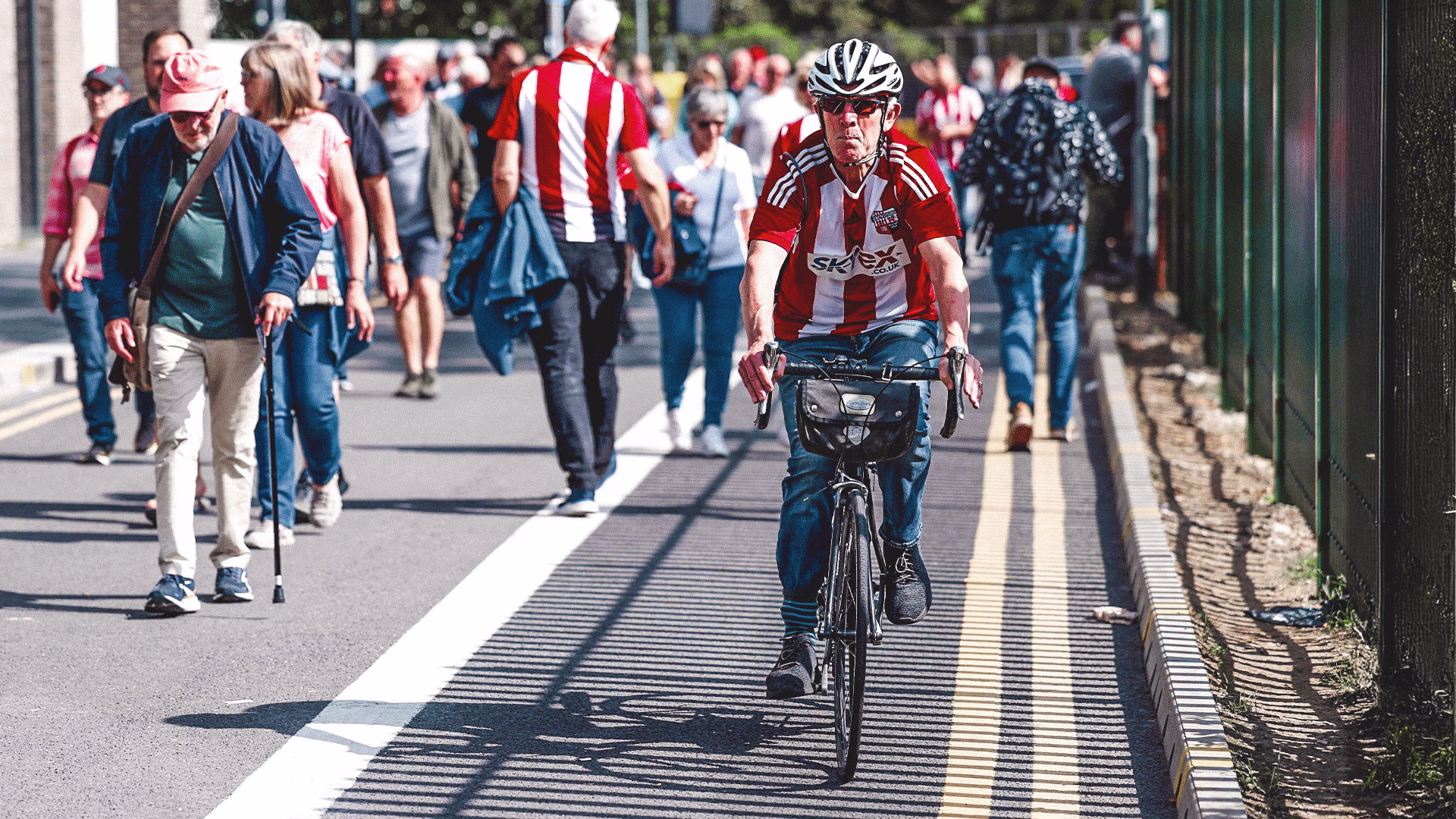 Comida y bebida gratis si vas en bici al partido del Brentford contra el Manchester United