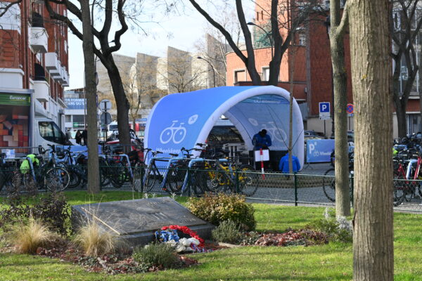 Carpa aparcamiento bicicletas entrada París Saint Germain Parking Wheelskeep