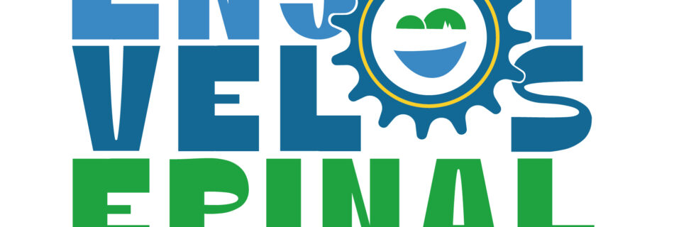 Logotipo con letras grandes azules con un engranaje azul y un emblema circular que muestra colinas verdes y un río azul, seguido del texto verde «EPINAL» y el eslogan «& SON AGGLOMERATION» debajo.