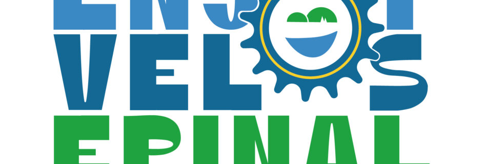 Logotipo con la palabra ENJOY en letras azules en negrita, con una rueda dentada alrededor de un emblema circular que muestra colinas verdes y agua azul, y texto verde que dice 'ENVIRONMENTAL' debajo (más un subtítulo más pequeño).