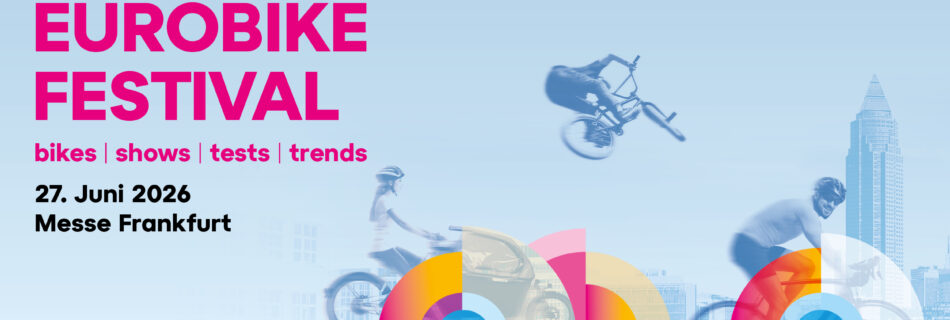 Póster del Eurobike Festival: gran texto rosa “EUROBIKE FESTIVAL”, bicicletas en movimiento, skyline de la ciudad y diseños circulares de colores sobre un fondo degradado azul.