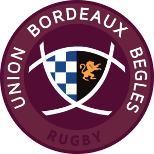 Logotipo: insignia circular granate con escudo, mitad izquierda a cuadros azules y león naranja sobre mitad derecha negra; el texto circundante incluye «RUGBY».