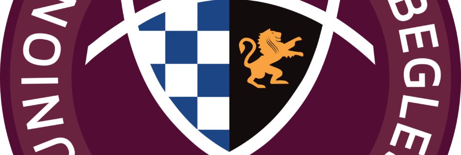 Logotipo: insignia circular granate con escudo, mitad izquierda a cuadros azules y león naranja sobre mitad derecha negra; el texto circundante incluye «RUGBY».